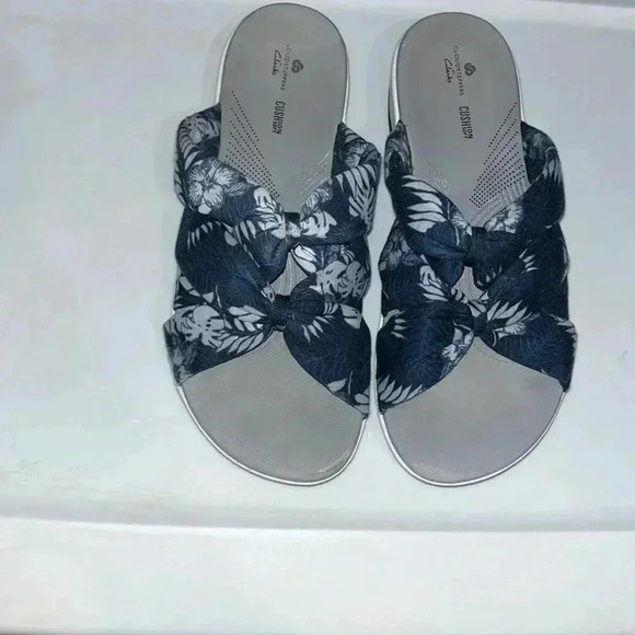Clarks Blue and White Cushion Soft CloudSteppers Size 8 Flip Flips - Picture 1 of 6